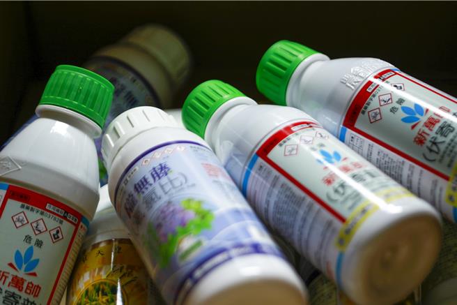 苗栗縣政府環保局今年舉辦4場「廢農藥容器回收兌換宣導活動」，以日常用品換取廢棄農藥容器，鼓勵農友妥善清洗、分類與回收。累計回收逾2千個。（呂麗甄攝）