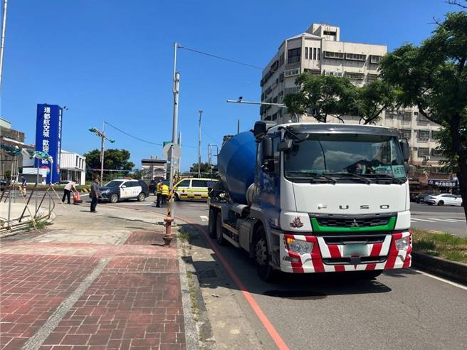 桃园市大园区19日发生2起死亡车祸。76岁庄姓男子骑自行车行经园航路路口时，遭右转的29岁洪姓混凝土预拌车撞上，当场臟器外露，明显死亡。(翻摄照片)