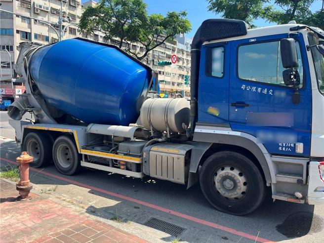 桃园市大园区19日发生2起死亡车祸。76岁庄姓男子骑自行车行经园航路路口时，遭右转的29岁洪姓混凝土预拌车撞上，当场臟器外露，明显死亡。(翻摄照片)