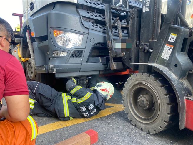 桃园市大园区19日发生2起死亡车祸。76岁曾姓妇人于滨海路3段407巷口欲过马路，遭42岁林姓曳引车驾驶辗毙，当场中枢扭转、右腿骨几乎完全外露，当场死亡，消防人员到场协助将其脱困，但因已明显死亡，家属到场忍痛放弃急救，详细肇事原因待调查厘清。(翻摄照片)