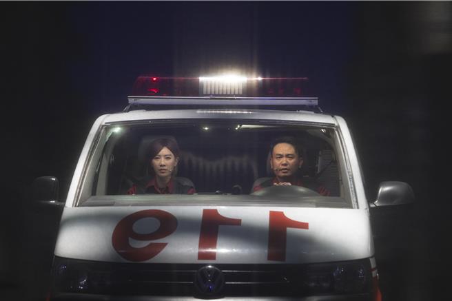舞台上出现的救护车，令观眾惊呼不已。图右为杨大正、左为方宥心。（故事工厂提供）