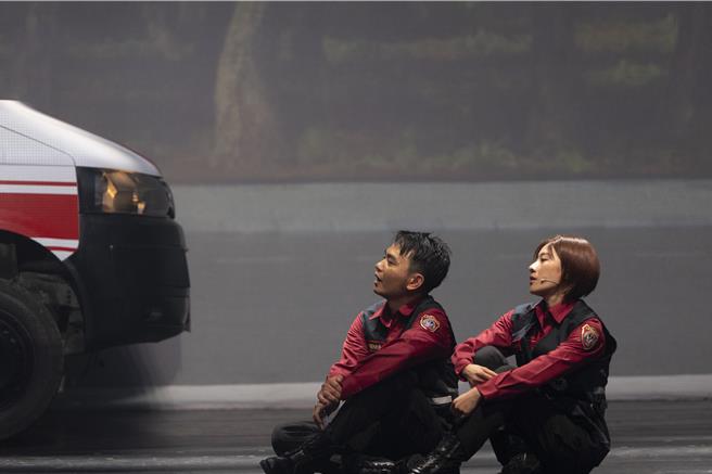 杨大正（左）、方宥心饰演消防员情侣，剧中动人对唱〈人生的尾声〉，令许多观眾动容。（故事工厂提供）