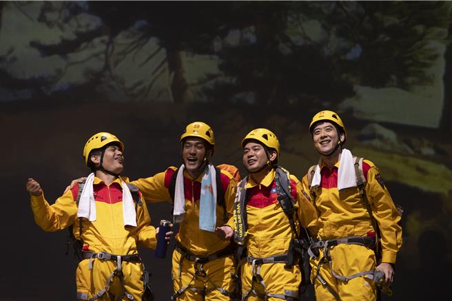 剧中同安分队情谊深厚，互动逗趣可爱。左起郭耀仁、谢明璋（胡迪）、杨大正、王为。（故事工厂提供）