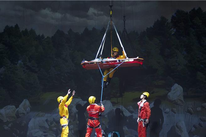 剧中巧妙的直升机救援场景，令许多观眾大感惊喜。（故事工厂提供）