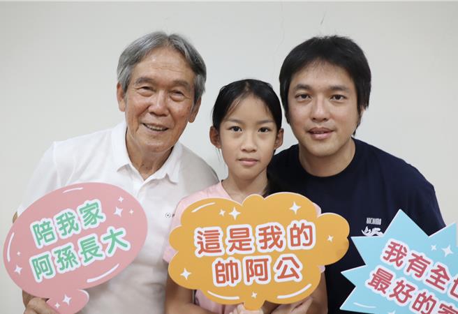 曾祖父在旗山消防分队任职时，因为驾驶消防车抢救火灾时发生车祸，英勇救灾殉职，让陈家以曾祖父为荣，家人也追随担任消防员，其中祖父陈大明（左一）是内门消防分队退休消防员，爸爸陈宥佐（右一）是旗山消防分队现役消防员，连旗山国小四年级孙女陈宛宜（图中）都说消防员很帅，长大希望嫁给消防员。（高雄市政府教育局提供／林雅惠高雄传真）