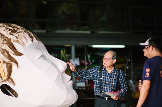 新北市傳統工藝「花燈工藝」保存者林健兒對於作品追求完美，認為創作出好的花燈須具備「耐心」、「細心」、「用心」。（家屬提供）