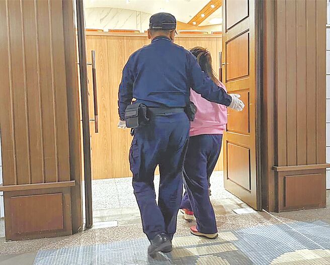 竺姓女子（右）骗陈姓独居老翁土地质押借款再囚禁凌虐致死，一审判12年。（本报资料照片）