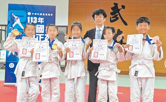 台北市9位柔道小将去年参加全国中正杯夺牌，家长申请体育奖励金却遭北市教育局以非学校报名、非代表北市为由退件。（台北市议员曾献莹研究室提供／邱芊台北传真）