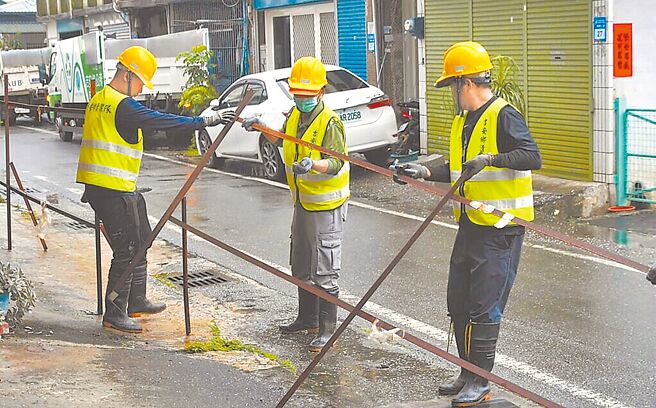 花莲1名黄姓男子去年7月经法院拍卖购入吉安乡福兴一街6笔道路用地，要求住户购地遭拒竟设置围篱影响居民出入，乡公所接获陈情后在今年5月依法强制拆除。（花莲县吉安乡公所提供／罗亦晽花莲传真）