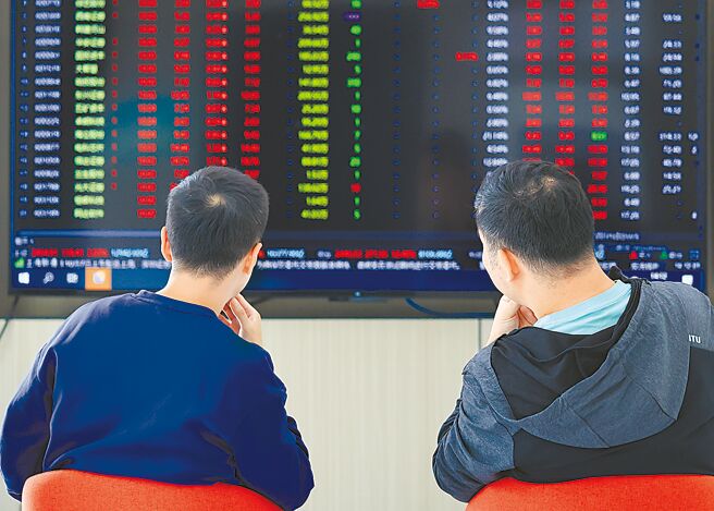 大陸A股18日出現歷史性紀錄，滬指早盤最高達到3745.94點，突破2021年2月18日的歷史高點，刷新近10年以來新高。（新華社）