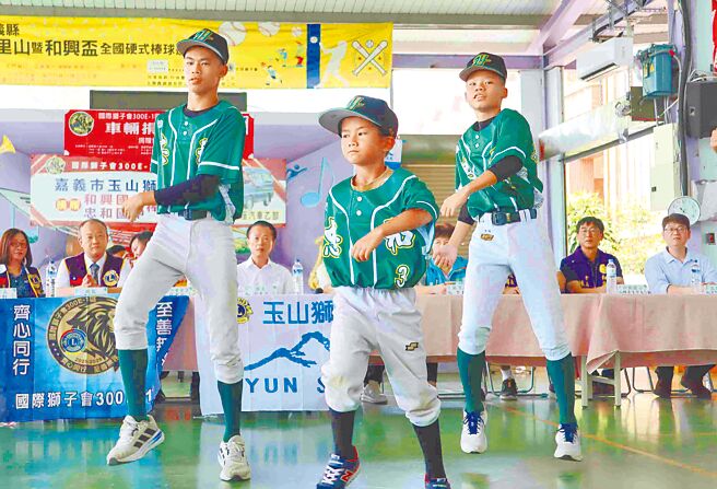 玉山狮子会18日捐赠1辆全新9人座校车给嘉义县和兴国小，棒球队员们大跳集气舞感谢狮友。（吕妍庭摄）