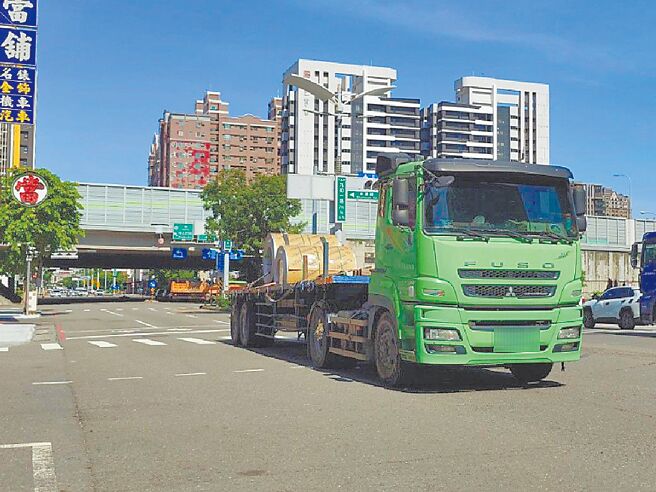 高雄市區多條主要幹道在交通尖峰時段管制聯結車、砂石車通行，但缺乏提醒牌面讓部分駕駛人抱怨是「罰單陷阱」，立委許智傑18日建議，強化設置相關管制提醒。（任義宇攝）