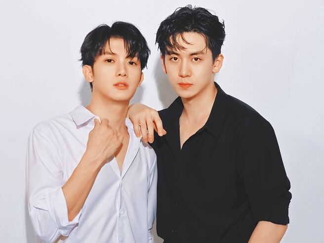 葛兆恩（右）為紀成澔圓夢，宣布二搭演出直式愛情劇《黑白原來是真的》。（結果娛樂提供）