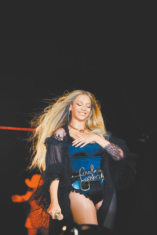 碧昂絲於演唱會時穿上Chloe服裝登台，引起一陣討論。（Chloe提供）