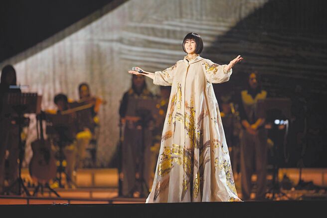 封麥9年的二姐江蕙今年再度復出開唱，秀服則選擇夏姿做為她的登台戰袍。（夏姿提供）