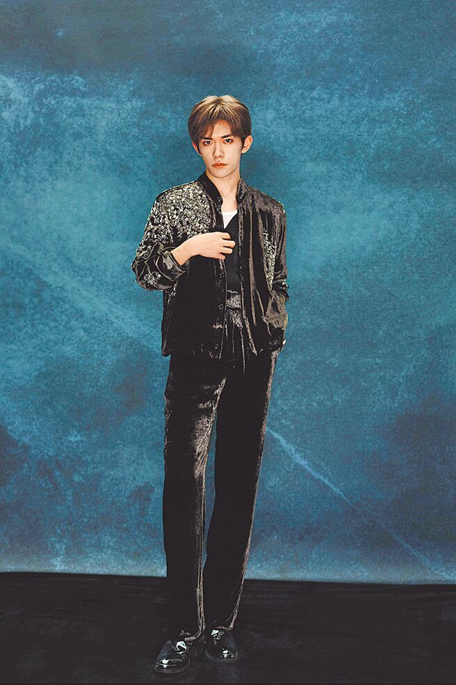 身為Emporio Armani全球形象代言人，易烊千璽在演唱會上穿品牌為他訂製的服裝。（Emporio Armani提供）