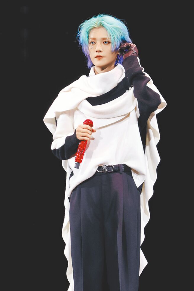 鹿晗撇情傷傳聞開演唱會，身穿FERRAGAMO訂製造型亮相。（FERRAGAMO提供）