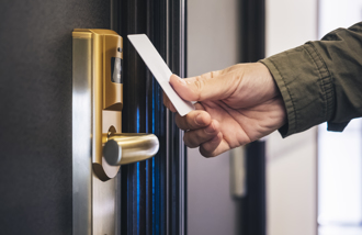 住飯店領房卡「常見習慣」曝險不自知！5維安動作學起來