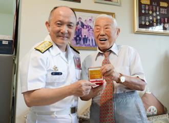 【頒發紀念二戰暨抗戰勝利80週年紀念徽章】陸、海軍表彰2先進 感謝衛國貢獻