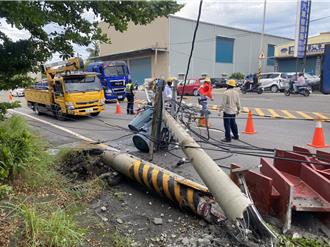 貨車貨物掉落撞斷電桿　高雄燕巢停電大塞車幸無人傷