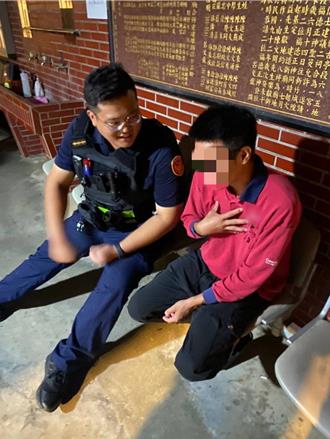 經濟壓力大！男子獨自呆坐廟口酗酒 大園警暖心勸導