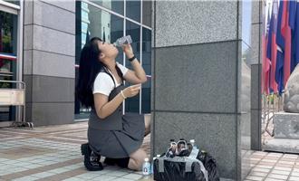  綠營陳聖文送蘭嶼水到藍黨部   美女發言人爽快一口乾