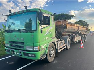 花蓮驚悚車禍！ 男騎士東華大橋頭自撞路樹彈飛   後方曳引車輾過身亡