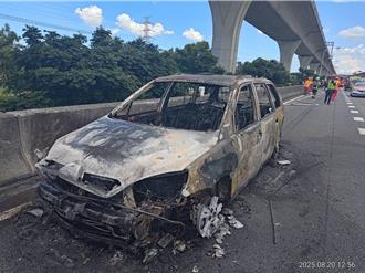 國1南向桃園段火燒車！小客車行駛中突起火 3人驚險逃生