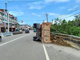 高雄旗山曳引车交流道翻覆　驾驶一度双脚受困