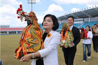 雲林縣田徑場完工中央一毛未補    張麗善嘆：卓榮泰只點頭微笑