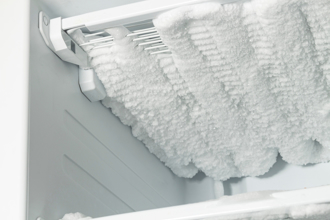 冰箱除霜「用敲的」租屋妹被冷媒喷满脸 正确步骤曝