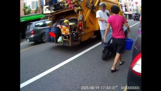 亂甩垃圾遭清潔隊員抓包　平鎮男惱怒：大家都不要走