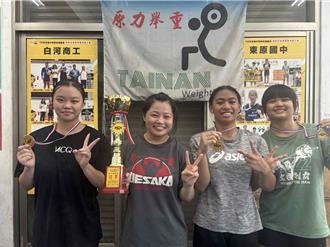 偏鄉出女力！東原國中舉重隊4女將 勇奪全國團體組冠軍
