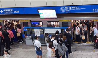 板南線尖峰時段人潮爆滿 北捷急推「改裝列車」拆座椅增空間