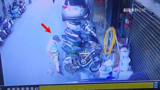 萬華拐杖伯走不動了！ 竟竊取路邊單車「滑行離開」