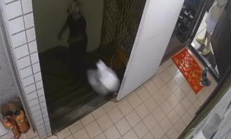 午餐飞了！外送员「楼梯爬一半」丢餐点 女气炸要提告