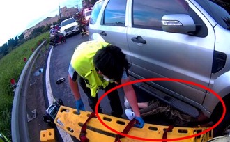 樹林男騎士疑彎道自摔　滑行卡休旅車底昏迷送醫