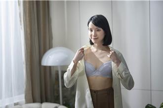 程予希突破最大尺度解放了！拍内衣广告「先抬头挺胸」