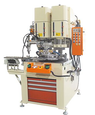 金上源機械 首創轉盤式雙機油壓沖床 獲多項新型專利肯定