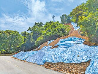 南投 二坪山路抢通 土石威胁未除