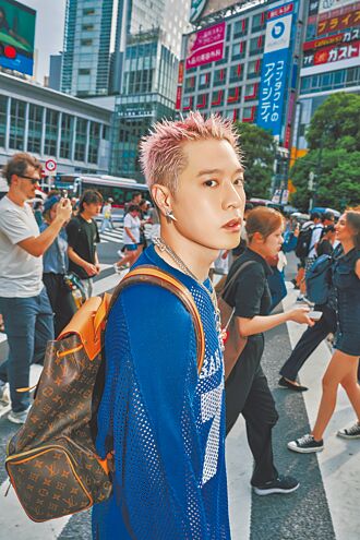 周湯豪頂粉紅髮 瘦回出道青春樣