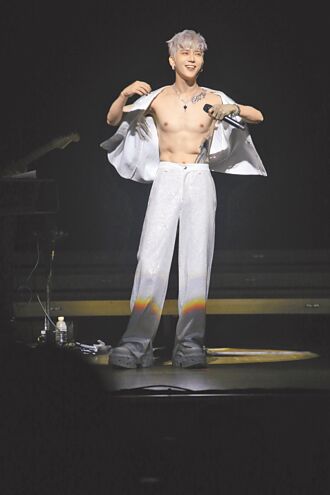 Bii新加坡大秀胸肌、腹肌 粉絲開撩