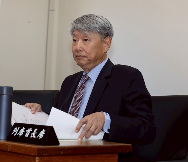 立法院经济委员会20日邀请经济部部长郭智辉（见图）就「协助中小企业灾后復原办理情况」进行报告，并备质询，郭智辉于会前受访。（刘宗龙摄）