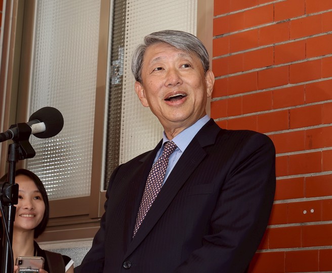 立法院经济委员会20日邀请经济部部长郭智辉（见图）就「协助中小企业灾后復原办理情况」进行报告，并备质询，郭智辉于会前受访。（刘宗龙摄）