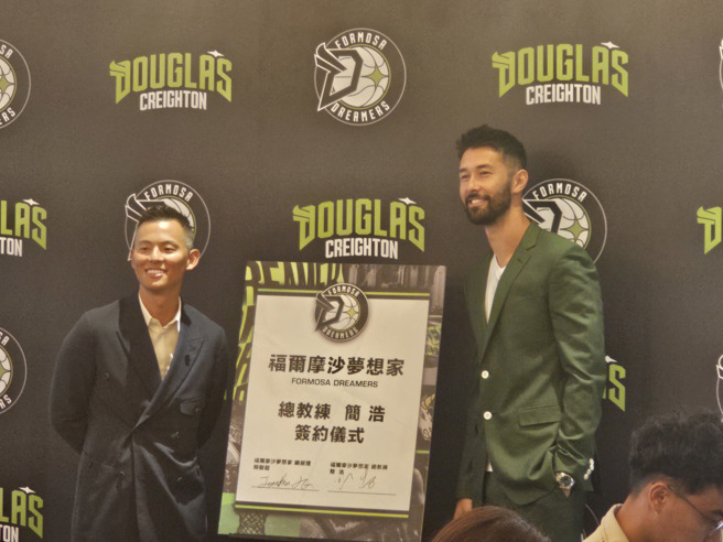 梦想家简浩（右）从球员身份退休后，随即以总教练新身份和球队一起为总冠军目标努力。（陈筱琳摄）