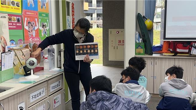 桃园市教育局20日举办「学校优秀护理人员表扬活动」，感谢护理人员长年守护校园健康，并表扬6位优秀护理师，向10位退休人员致敬，同时欢迎16位新血加入，共同守护桃园学子健康。（桃园市教育局提供）
