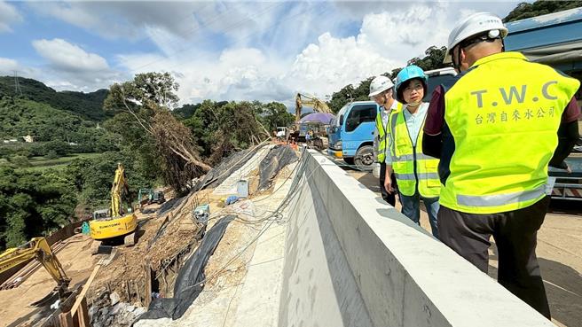 立委何欣纯赶赴鲤鱼潭关心抢修工程进度。（何欣纯服务处提供／宝智华台中传真）