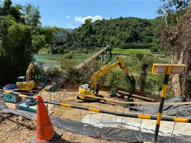 台水公司第四区管理处日夜抢修三义景山溪水管桥前2600mm导水管。（何欣纯服务处提供／宝智华台中传真）