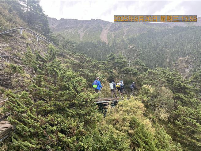 高雄市3名登山客偕伴登玉山東峰遭雷擊，2人受傷報案，玉管處從排雲山莊派人馳援。（玉山國家公園提供／楊靜茹南投傳真）