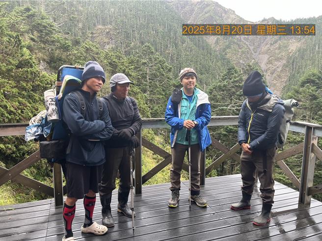 傷者20日上午11時許遭雷擊，當時密集落雷、下冰雹，搜救人員待落雷情況稍緩出發救援。（玉山國家公園提供／楊靜茹南投傳真）